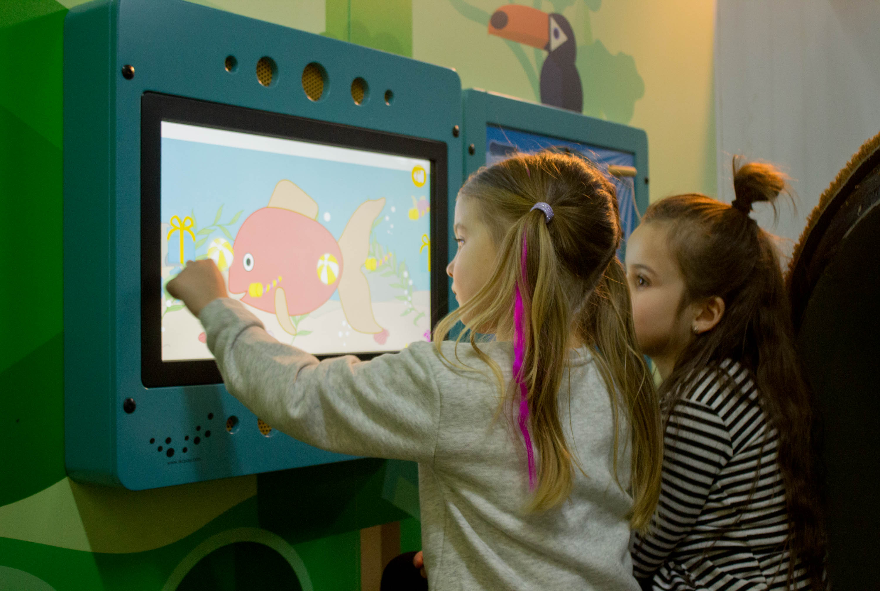 due bambini che giocano con i sistemi di gioco interattivo di IKC